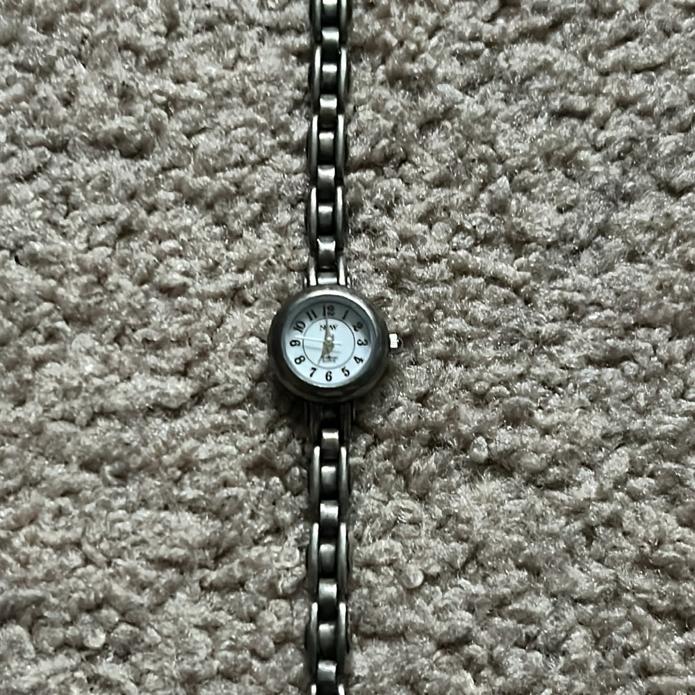 Amitron Now‎ women’s vintage dainty silver chainlink watch OS measurements shown